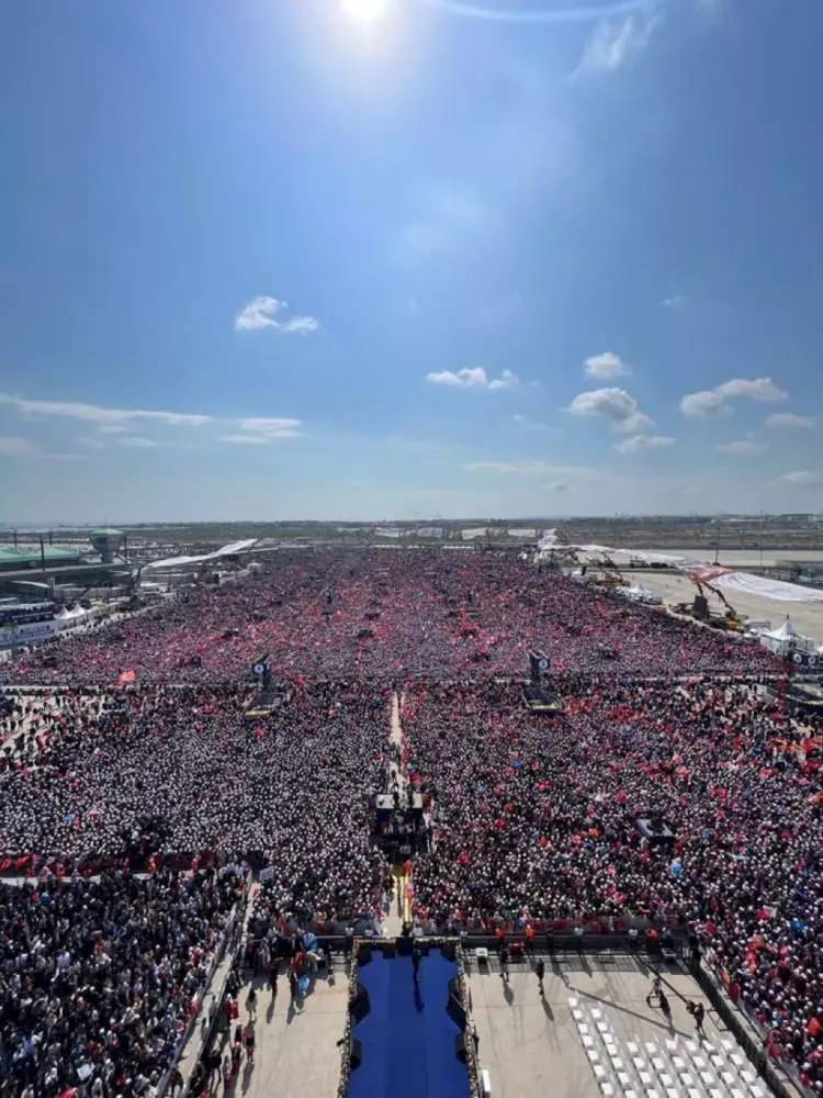 İstanbul'da rekor katılımlı yüzyılın buluşmasında Cumhur İttifakı liderleri mitinge gelenleri selamladı 1