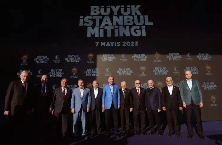 İstanbul'da rekor katılımlı yüzyılın buluşmasında Cumhur İttifakı liderleri mitinge gelenleri selamladı 11