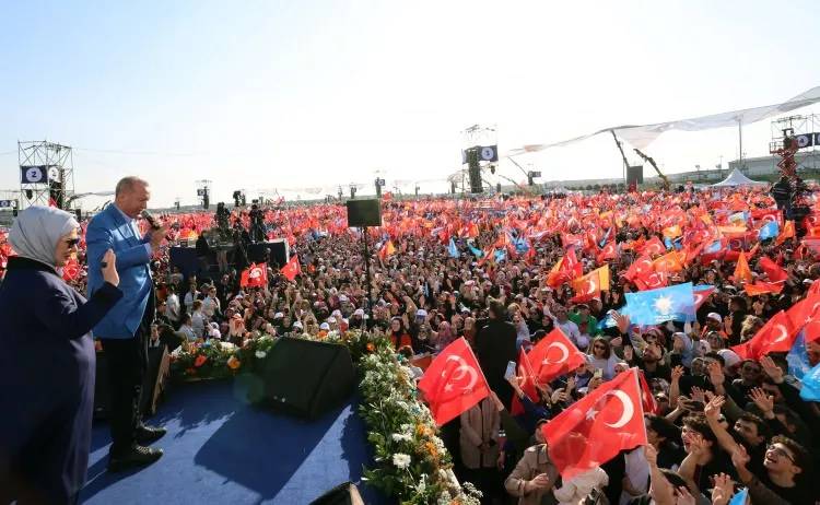 İstanbul'da rekor katılımlı yüzyılın buluşmasında Cumhur İttifakı liderleri mitinge gelenleri selamladı 13