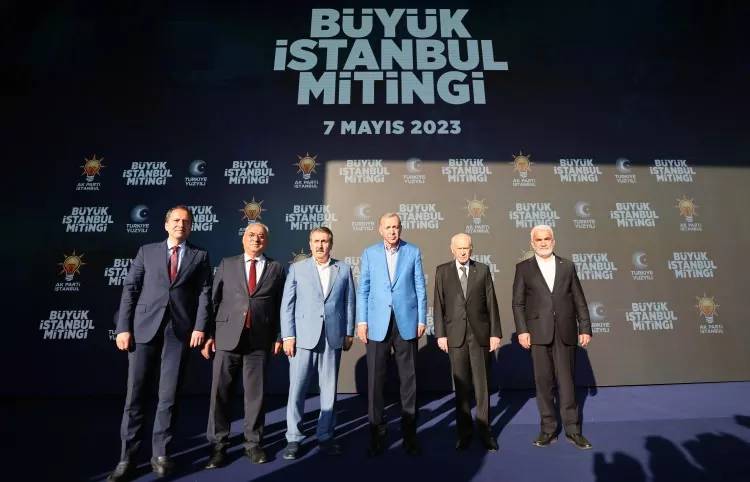 İstanbul'da rekor katılımlı yüzyılın buluşmasında Cumhur İttifakı liderleri mitinge gelenleri selamladı 9