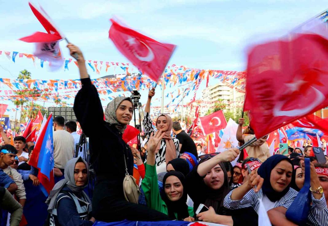 Cumhurbaşkanı Erdoğan coşkulu bir kalabalığa seslendiği Adana'dan Deprem zede öğrencilere müjdeler geldi 2