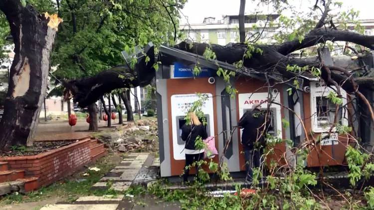 Avcılar'da çok konuşulan görüntü! Tehlikeye hiç aldırış etmeden para çekmeye devam ettiler 1