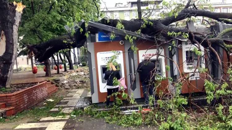 Avcılar'da çok konuşulan görüntü! Tehlikeye hiç aldırış etmeden para çekmeye devam ettiler 2