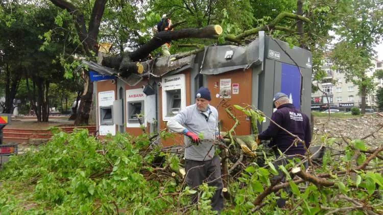 Avcılar'da çok konuşulan görüntü! Tehlikeye hiç aldırış etmeden para çekmeye devam ettiler 5