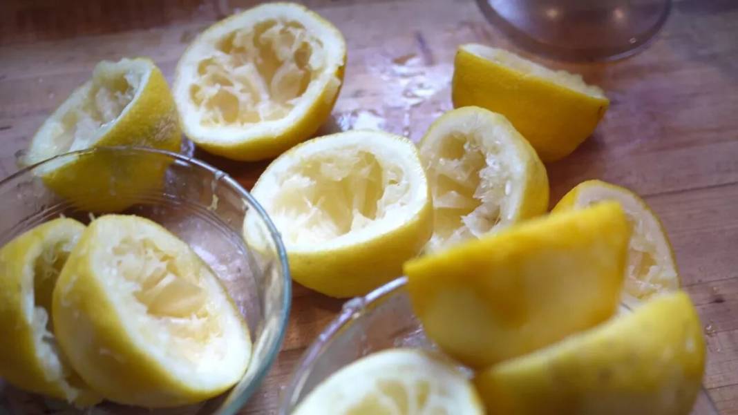 Kullandığınız Limonları Çöpe Atmayın! Çok İşinize Yarayacak! Evde Mutlaka Deneyin 1