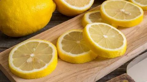 Kullandığınız Limonları Çöpe Atmayın! Çok İşinize Yarayacak! Evde Mutlaka Deneyin 4