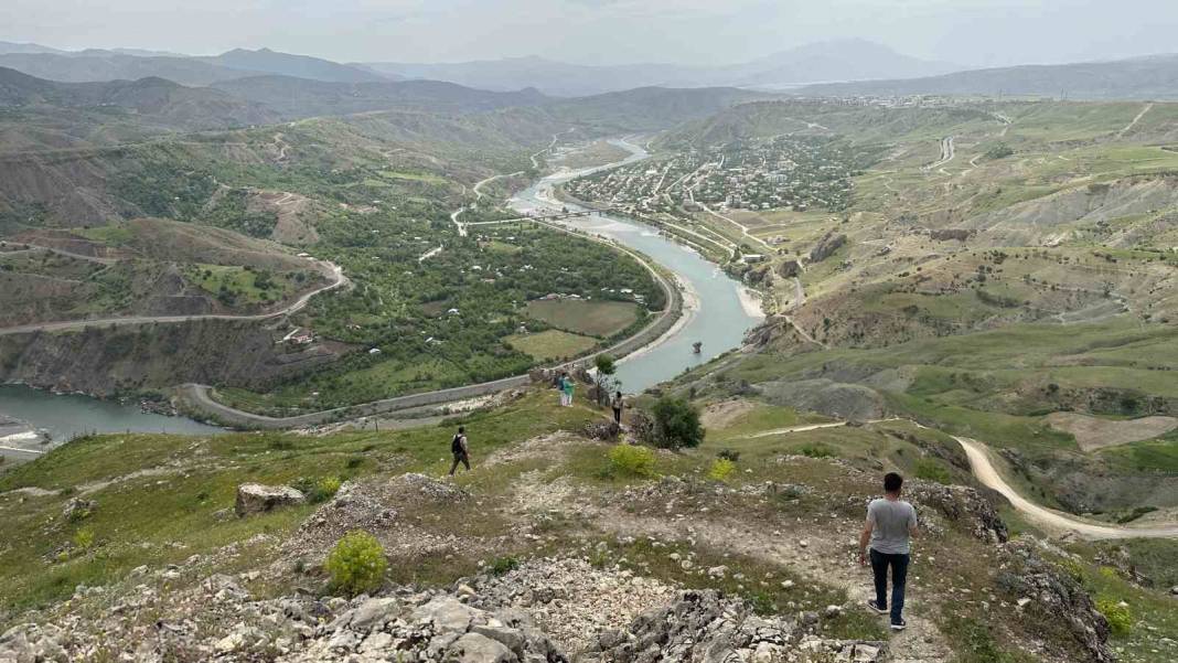 Muhteşem görünüme sahip 7 bin yıllık tarihi Palu ilçesi, sezonun ilk ziyaretçilerini ağırladı 2