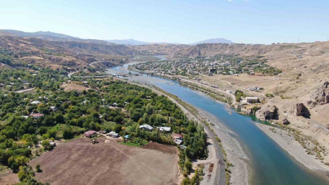 Muhteşem görünüme sahip 7 bin yıllık tarihi Palu ilçesi, sezonun ilk ziyaretçilerini ağırladı 5