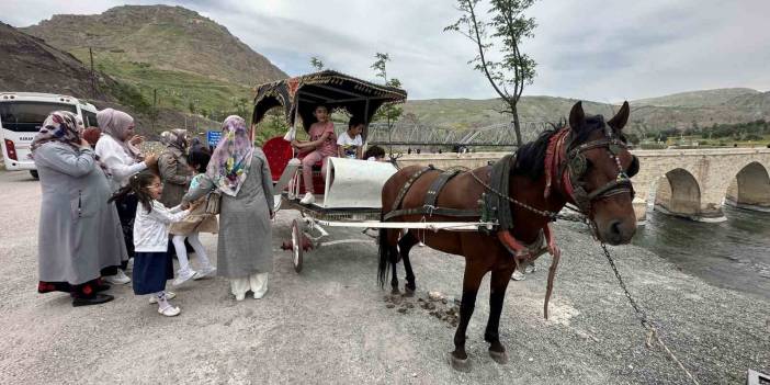 Muhteşem görünüme sahip 7 bin yıllık tarihi Palu ilçesi, sezonun ilk ziyaretçilerini ağırladı