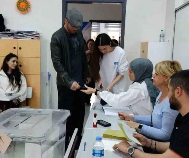 Cumhurbaşkanlığı seçimi için ünlüler sandıklara koştu, İşte oy kullanan ünlülerin görüntüleri 3