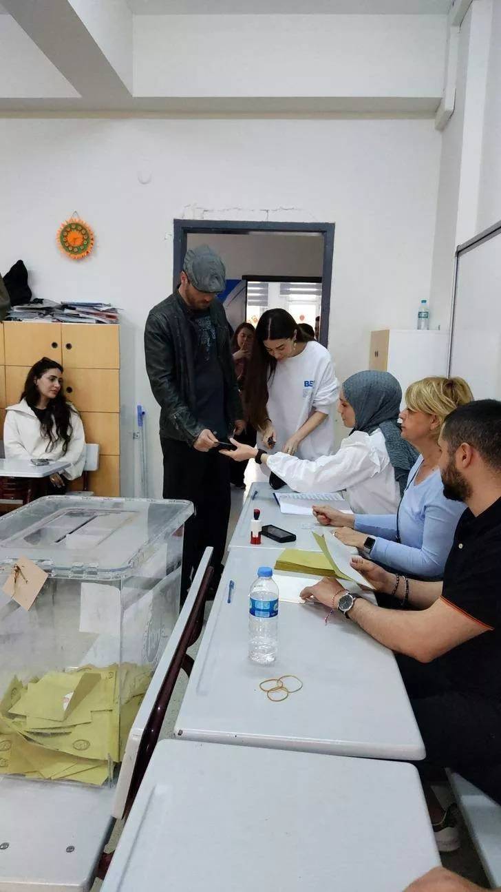 Ünlüler cumhurbaşkanlığı 2. tur seçimi için sandıklara koştu, vatandaşlık görevlerini yerine getirdiler 9