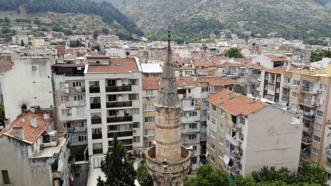 5 asırlık caminin minaresi, mahalleliyi korkutuyor! 1