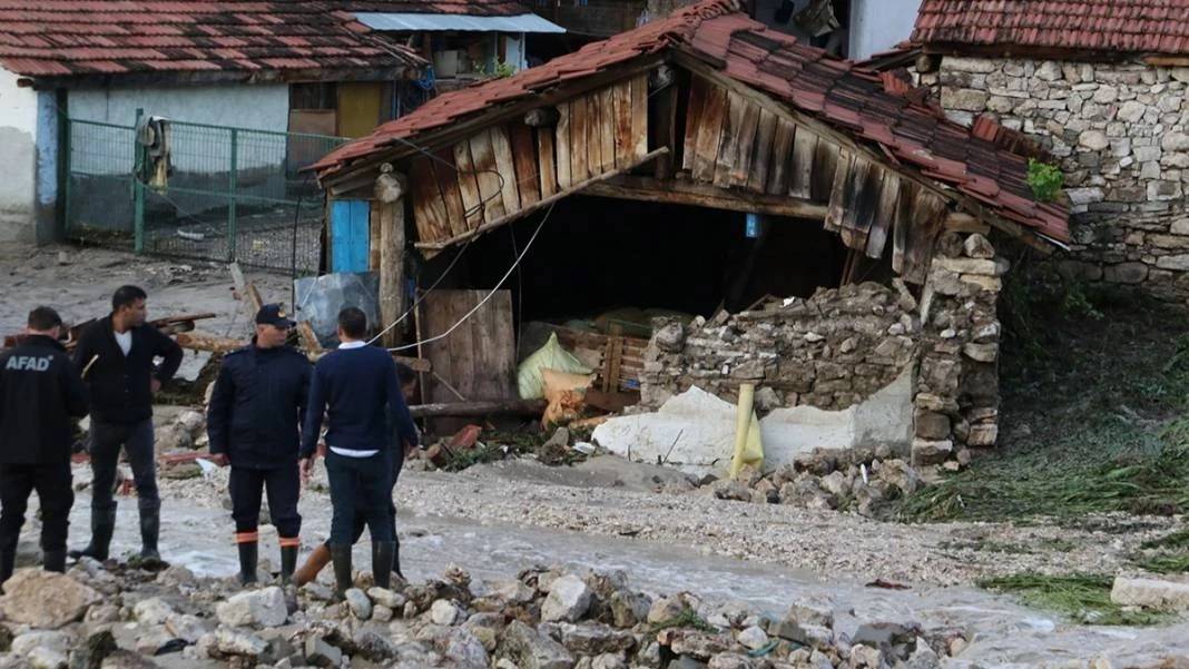 Eskişehir sele teslim oldu vatandaşlar zor anlar yaşadı , İşte o görüntüler 14