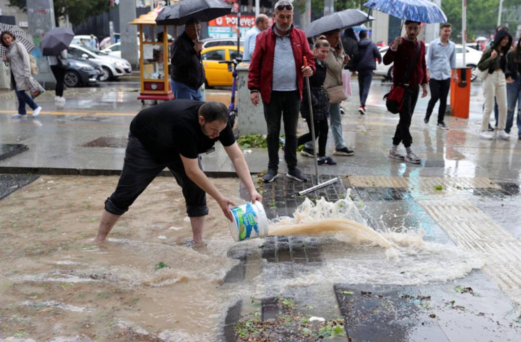 Ankara da etkili olan şiddetli yağış ve ardından gelen dolu vatandaşlara zor anlar yaşattı 2