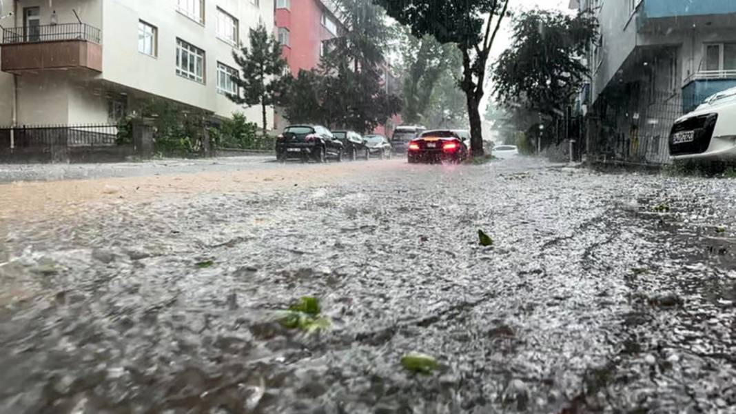 Ankara da etkili olan şiddetli yağış ve ardından gelen dolu vatandaşlara zor anlar yaşattı 4