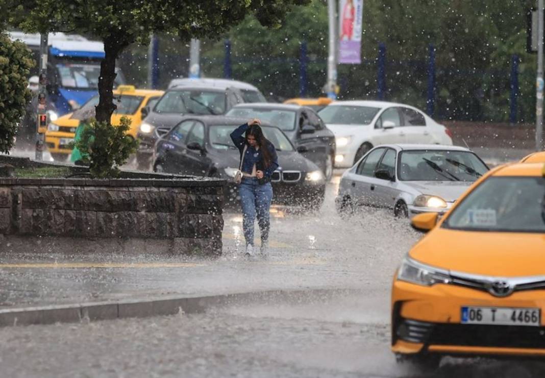 Ankara da etkili olan şiddetli yağış ve ardından gelen dolu vatandaşlara zor anlar yaşattı 8