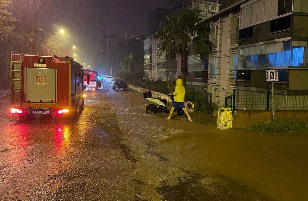 Ülke genelinde etkili olan sağnak yağış hayatı felç etti 10