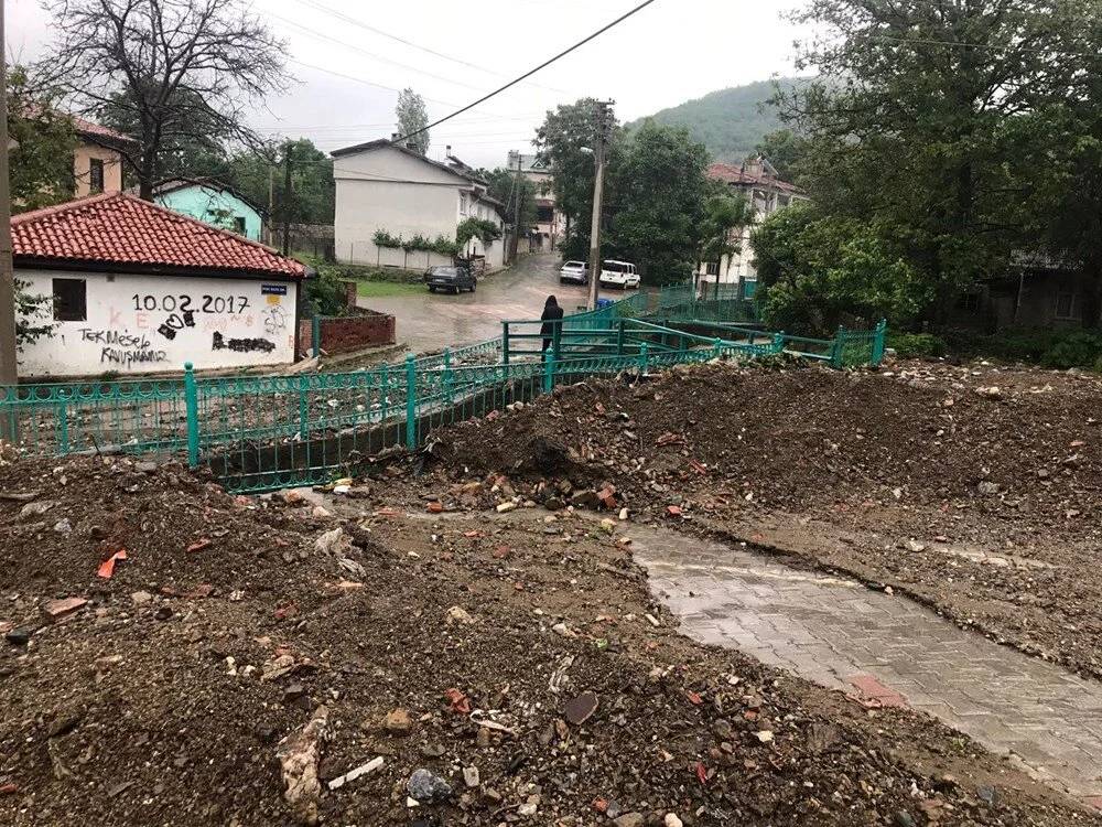 Ülke genelinde etkili olan sağnak yağış hayatı felç etti 12