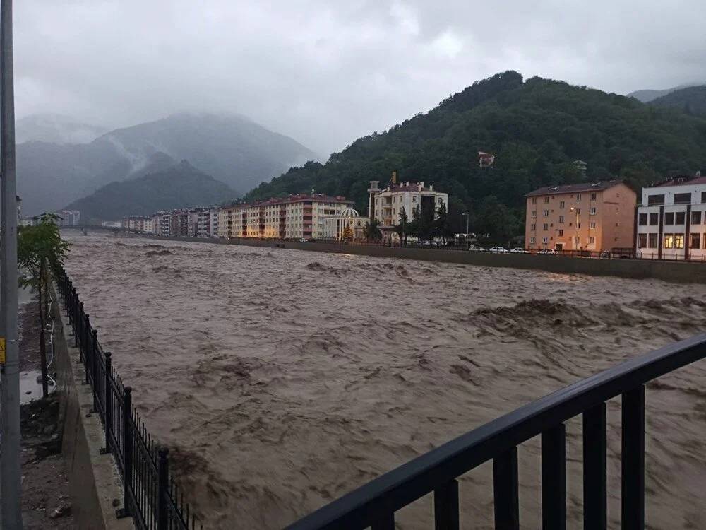 Ülke genelinde etkili olan sağnak yağış hayatı felç etti 13