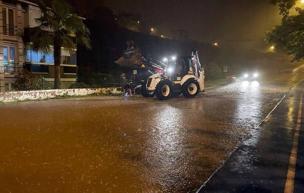 Ülke genelinde etkili olan sağnak yağış hayatı felç etti 14