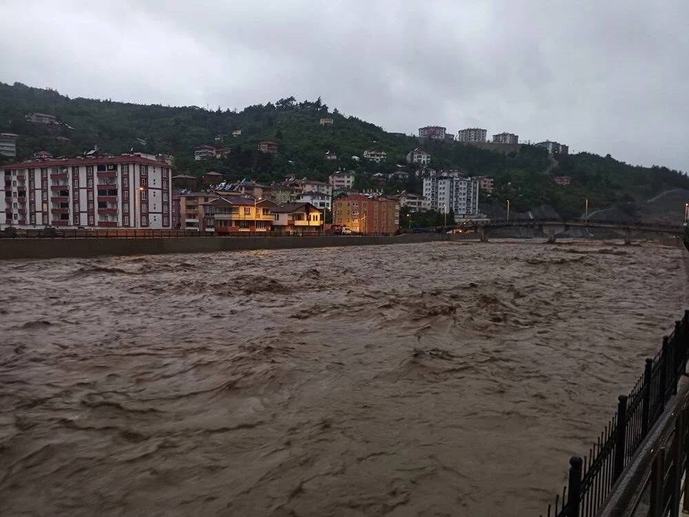 Ülke genelinde etkili olan sağnak yağış hayatı felç etti 4