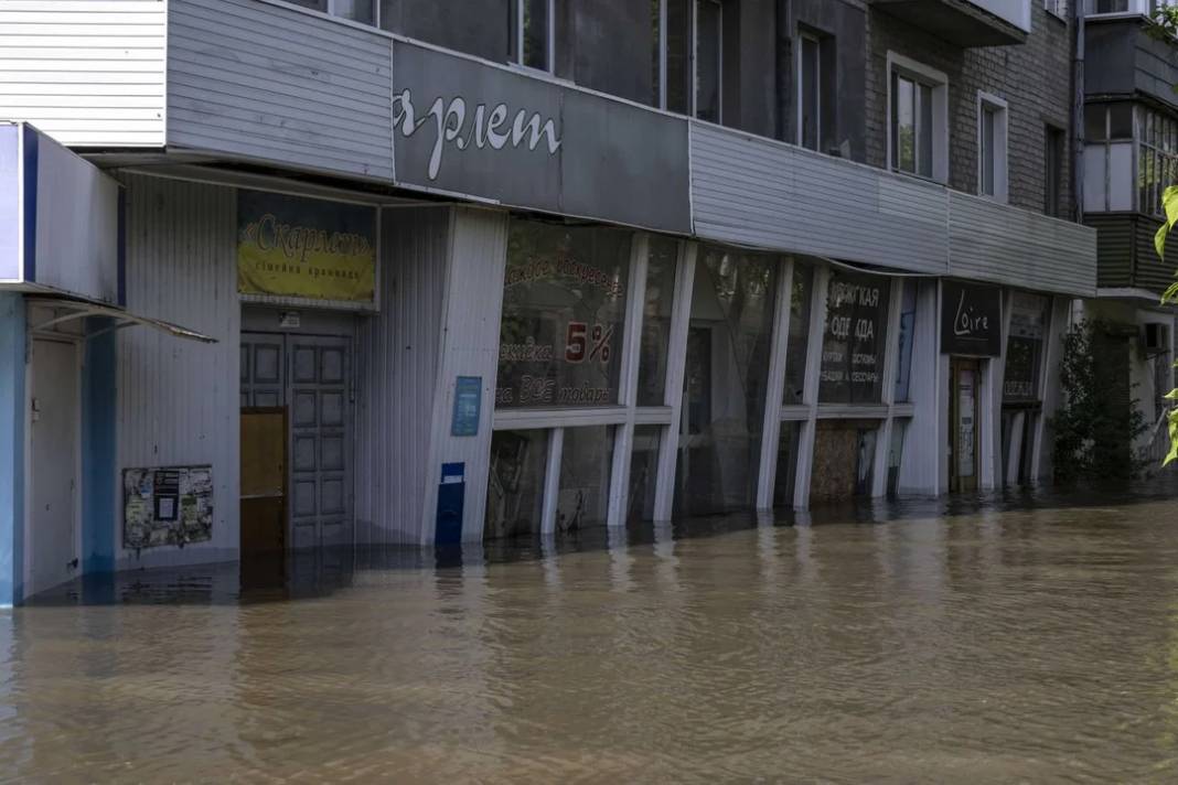 Rusya'nın Ukrayna'da vurduğu barajın etkileri gözükmeye başladı 9