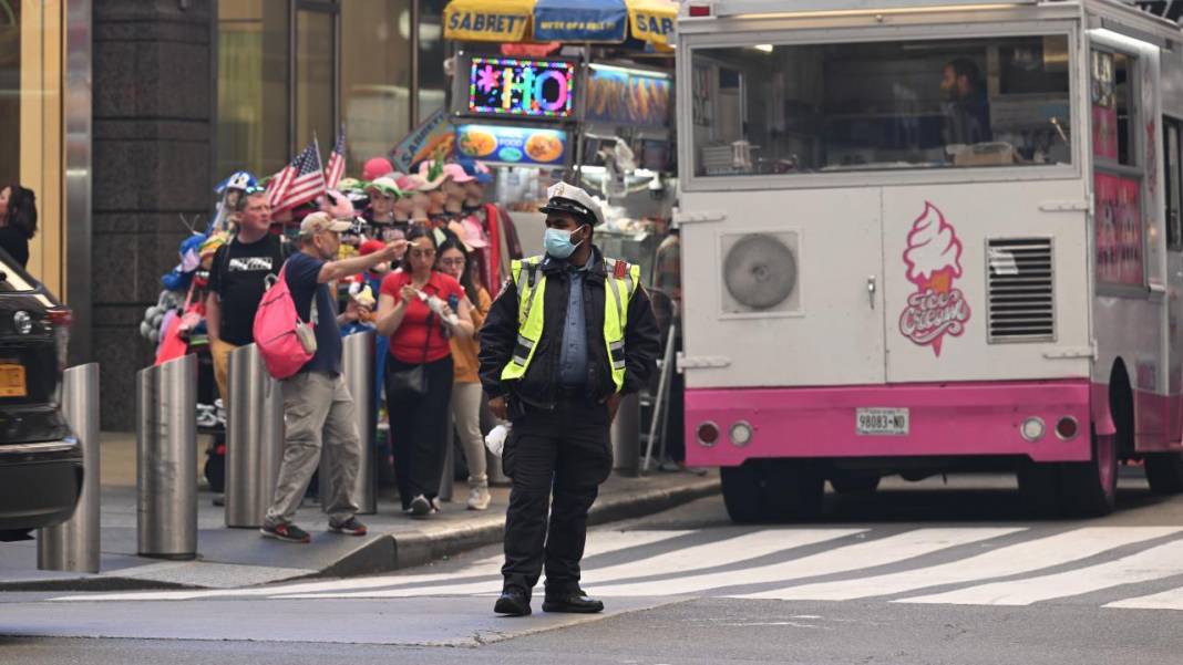 Kanada'dan gelen duman New York'u sardı, hava kalitesi alarm veriyor! 10