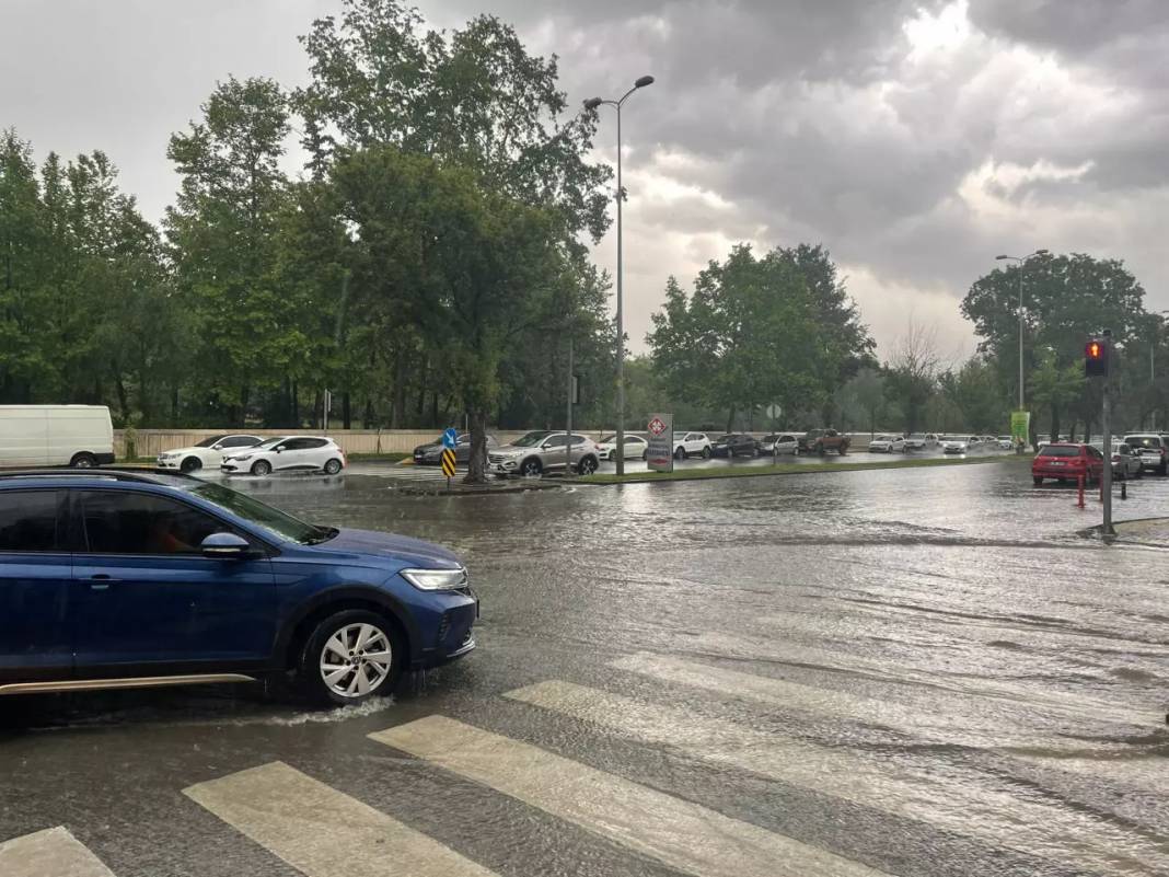 Ankara'yı etkisi altına alan sağanak yağış sokakları göle çevirdi, halk zor durumda kaldı 4