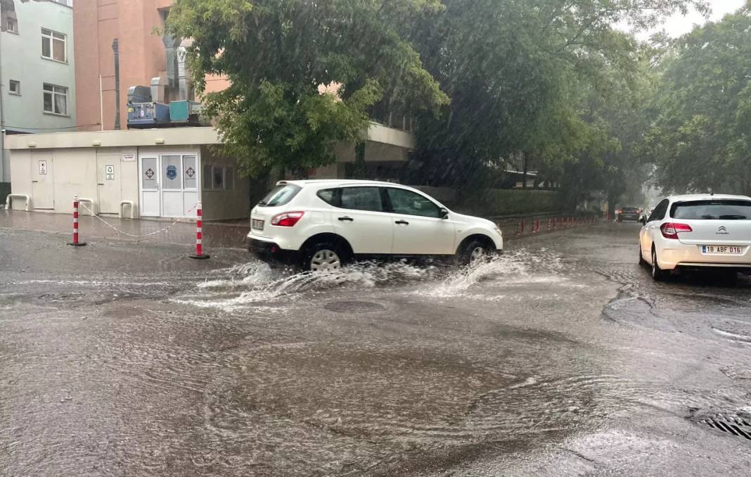 Ankara'yı etkisi altına alan sağanak yağış sokakları göle çevirdi, halk zor durumda kaldı 5