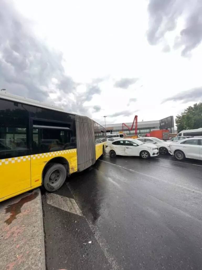 Kontrolünü kaybeden İETT çok sayıda araca hasar vererek durabildi 2