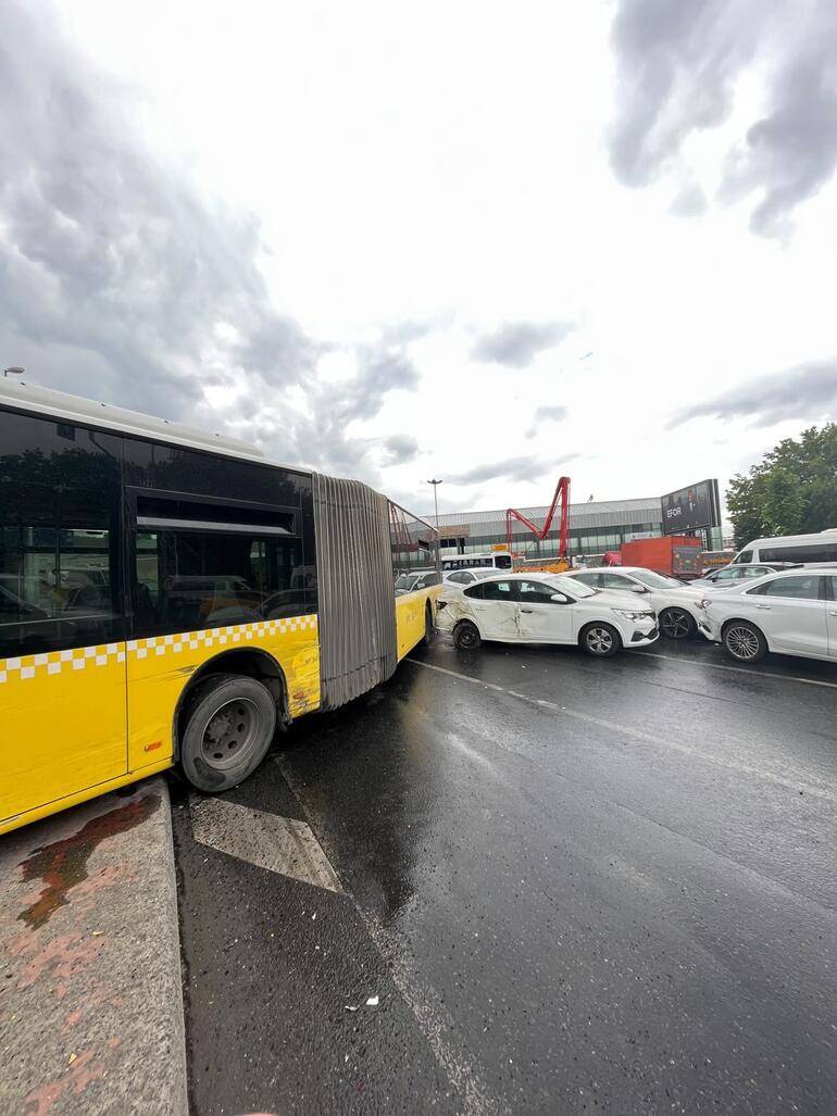 Kontrolünü kaybeden İETT çok sayıda araca hasar vererek durabildi 4