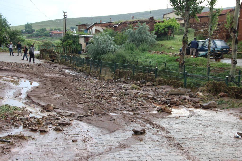 Sel sularının önüne kattığı her şeyi sürüklediği o anlar böyle görüntülendi 2