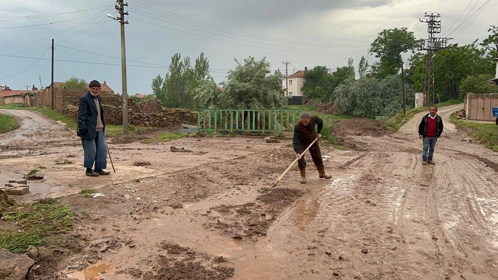 Sel sularının önüne kattığı her şeyi sürüklediği o anlar böyle görüntülendi 3