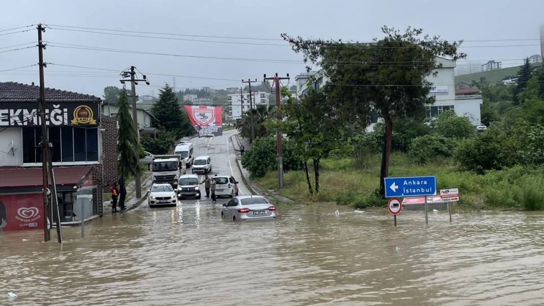 Samsun kuvvetli sağanak yağışı sonusu sel meydana geldi, vatandaşlar zor anlar yaşadı 1