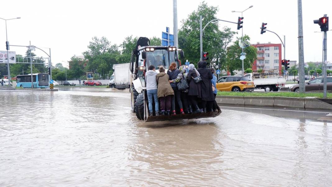 Samsun kuvvetli sağanak yağışı sonusu sel meydana geldi, vatandaşlar zor anlar yaşadı 18