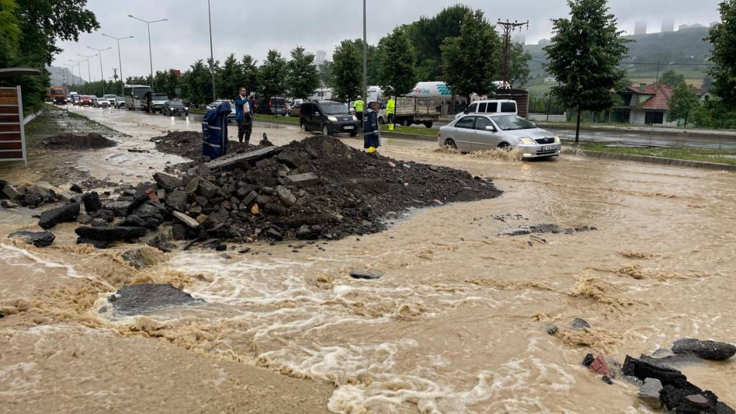 Samsun kuvvetli sağanak yağışı sonusu sel meydana geldi, vatandaşlar zor anlar yaşadı 4