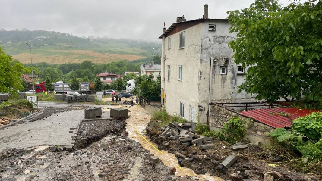 Samsun kuvvetli sağanak yağışı sonusu sel meydana geldi, vatandaşlar zor anlar yaşadı 8