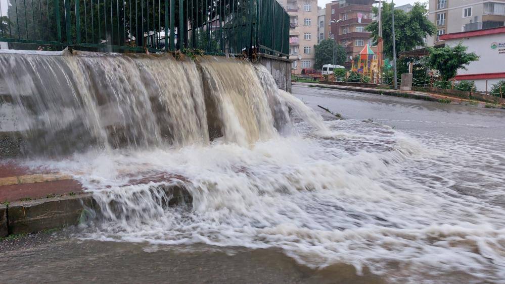 Samsun kuvvetli sağanak yağışı sonusu sel meydana geldi, vatandaşlar zor anlar yaşadı 9