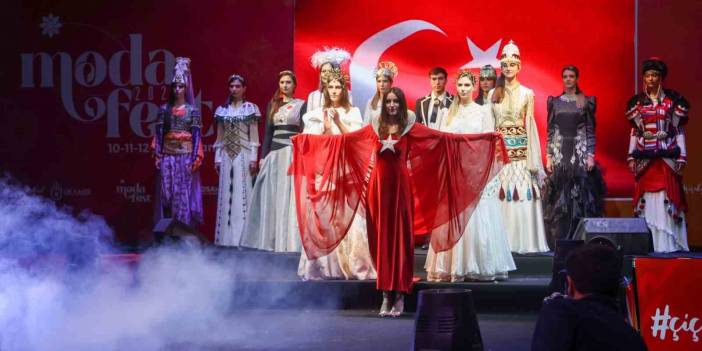 Uşak'ta Osmanlı Tarihi muhteşem gösteriyle ModaFest'te Canlandı, İşte o muhteşem görüntüler