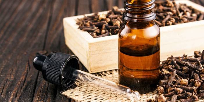 Ev  Yapımı Karanfil Yağının Faydalarını Görünce Şok Olacaksınız! Mutlaka Deneyin!