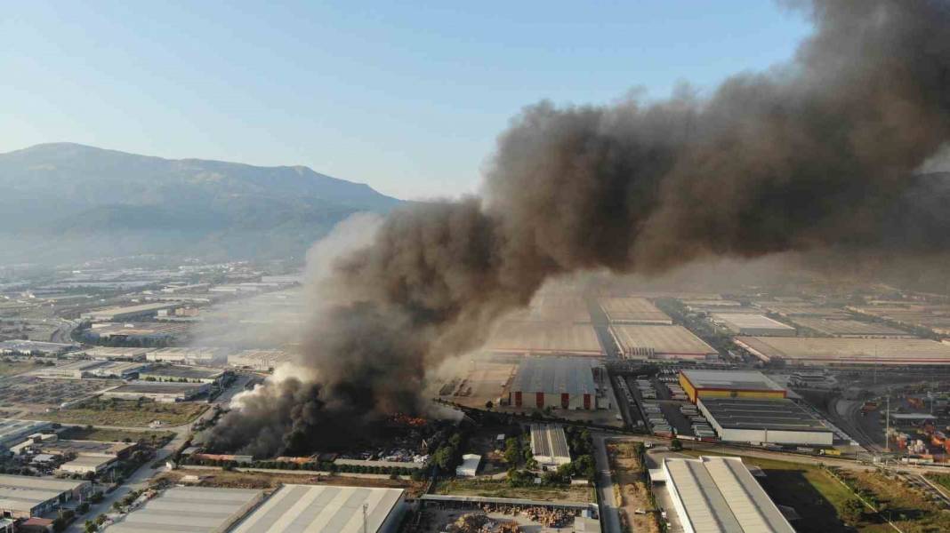 Manisa'da büyük fabrika yangını 1