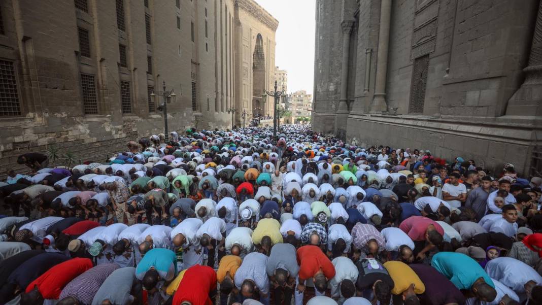 Dünyanın dört bir yanından bayram namazı manzaraları! 12