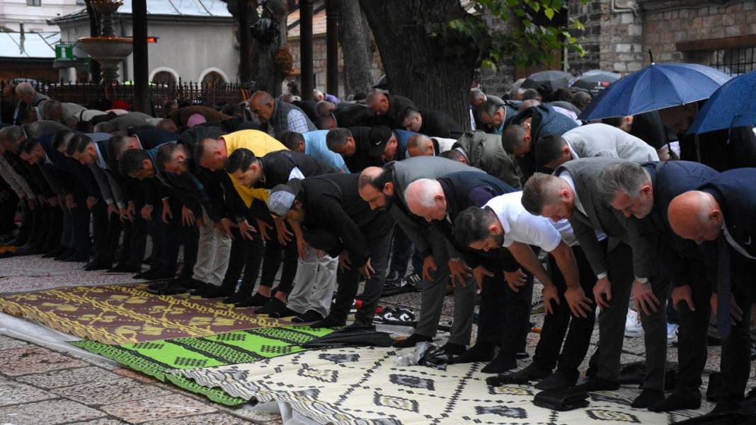 Dünyanın dört bir yanından bayram namazı manzaraları! 16