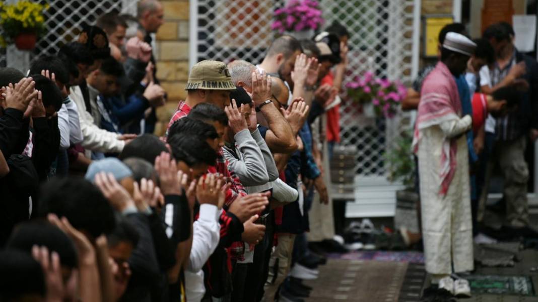 Dünyanın dört bir yanından bayram namazı manzaraları! 18