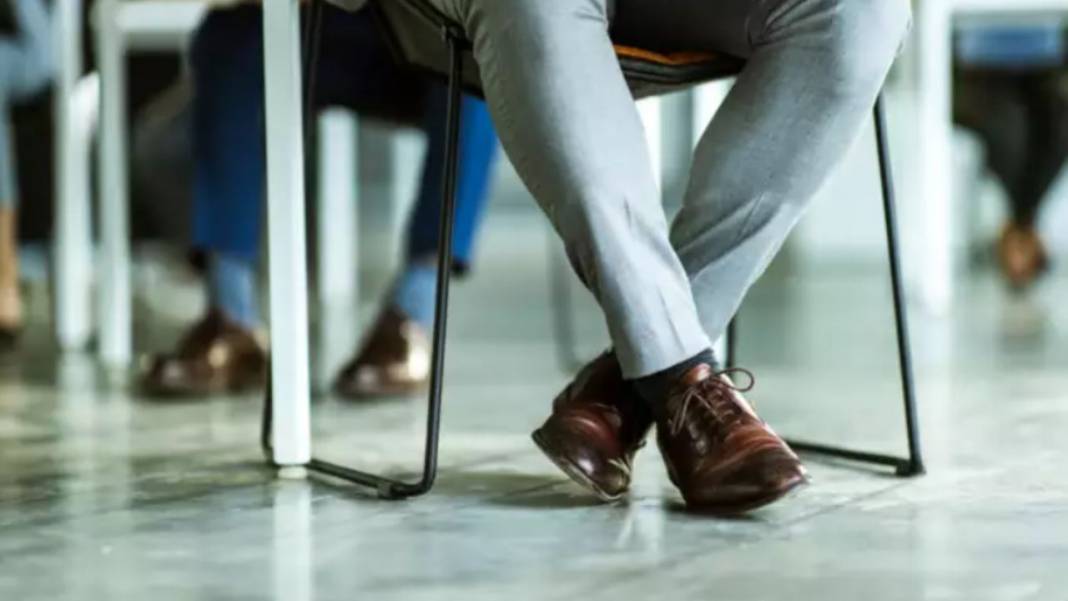 Biri Böyle Oturuyorsa Kişiliğini Ele Veriyor! Birde  Bacak Bacak Üstüne Atıyorsa 3