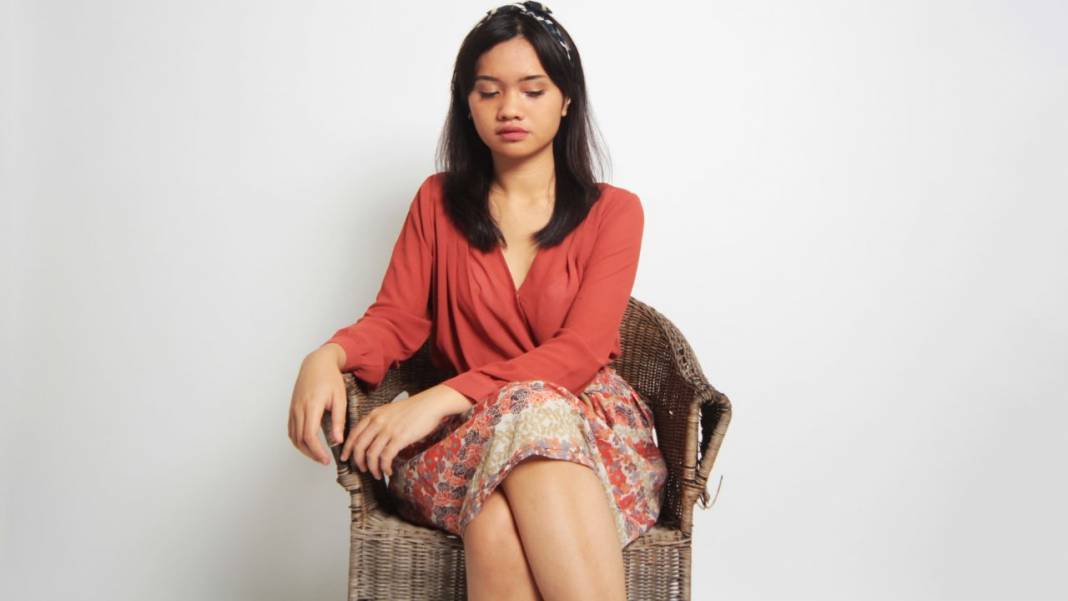 Biri Böyle Oturuyorsa Kişiliğini Ele Veriyor! Birde  Bacak Bacak Üstüne Atıyorsa 5