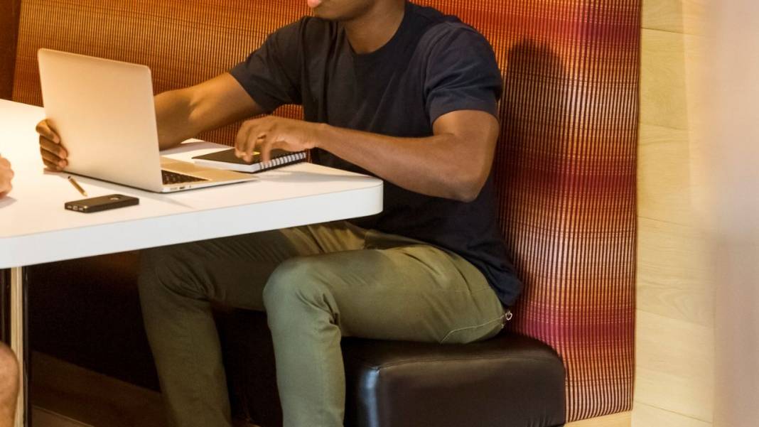 Biri Böyle Oturuyorsa Kişiliğini Ele Veriyor! Birde  Bacak Bacak Üstüne Atıyorsa 6