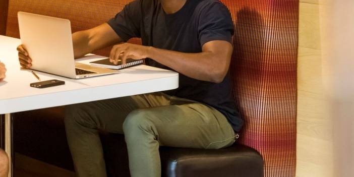 Biri Böyle Oturuyorsa Kişiliğini Ele Veriyor! Birde  Bacak Bacak Üstüne Atıyorsa