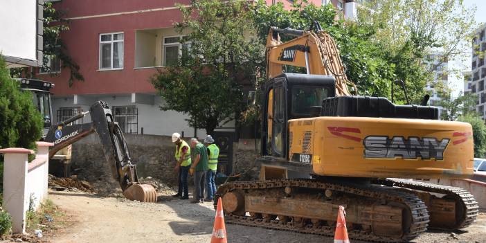 Pendik Belediyesi ekipleri ilçenin birçok noktasında alt ve üst yapı çalışmalarına devam ediyor