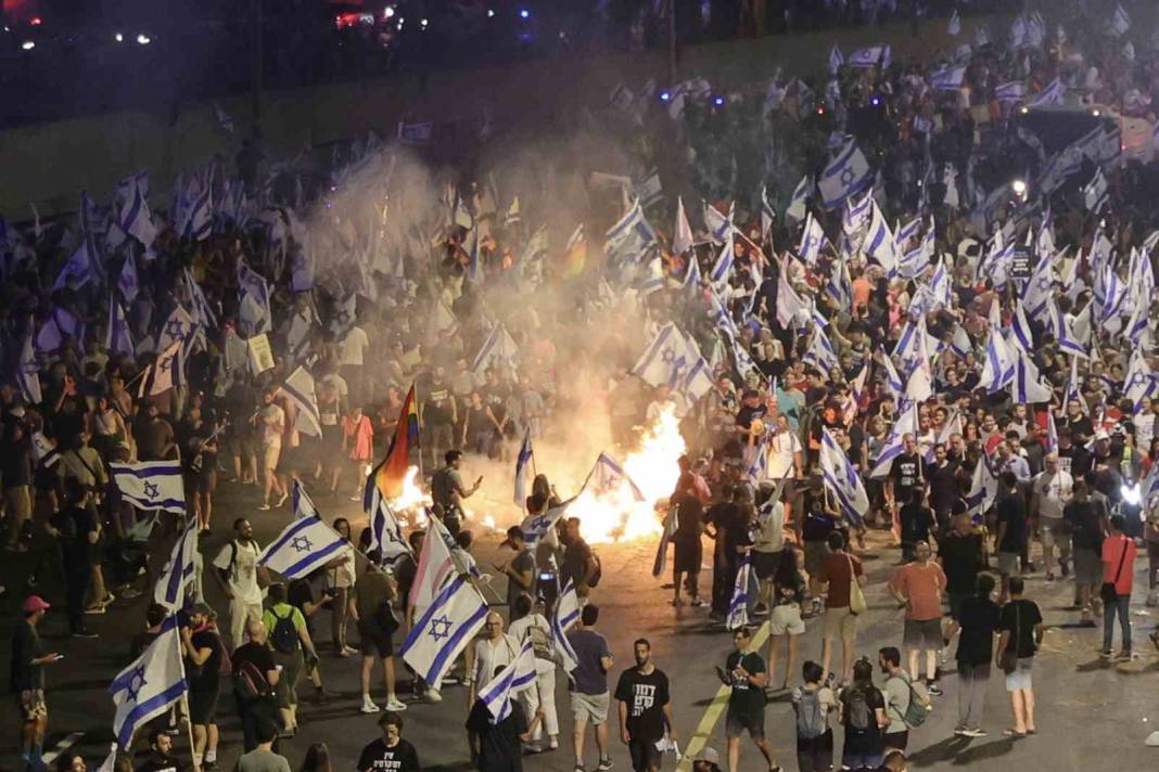 İsrail'de protestolar büyüyor! İsrail’de bir sürücü aracıyla protestocuların arasına daldı 1